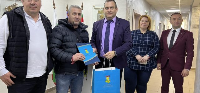 Днес Кафе Спетема, намиращи се на територията на село Петърч, дариха два автомобила за ползване на община Костинброд Днес Кафе Спетема, намиращи се на територията на село Петърч, дариха два автомобила за ползване на община Костинброд