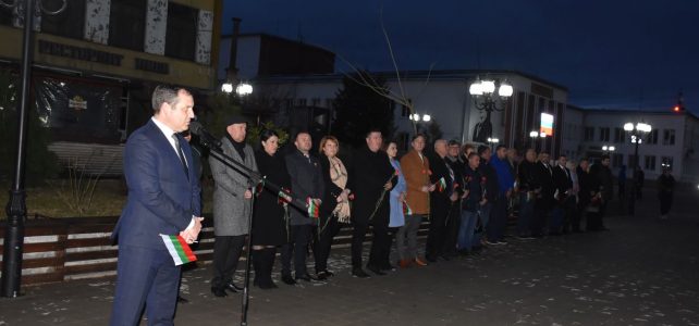 Тържествена заря – проверка в чест на 145-та годишнина от Освобождението на България се състоя на площад „Иван Вазов“, град Костинброд Тържествена заря – проверка в чест на 145-та годишнина от Освобождението на България се състоя на площад „Иван Вазов“, град Костинброд