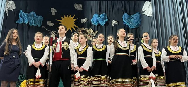 Първият концерт от празниците по случай Великден започна от село Петърч