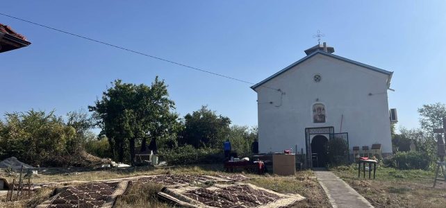 Граждани се включиха в почистването на храм “Свети Николай Мирликийски”, село Драговищица. Граждани се включиха в почистването на храм “Свети Николай Мирликийски”, село Драговищица.