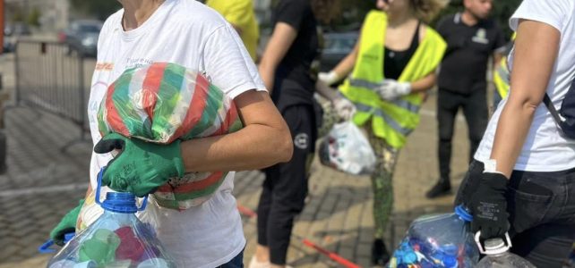 И тази година служителите на общинска администрация – Костинброд се включиха в кампанията за събиране на капачки на пл. “Александър Батенберг” – “Капачки за бъдеще” Служители на общинска администрация – Костинброд предоставиха капачките днес, в 14:30 часа. И тази година служителите на общинска администрация – Костинброд се включиха в кампанията за събиране на капачки на пл. “Александър Батенберг” – “Капачки за бъдеще” Служители на общинска администрация – Костинброд предоставиха капачките днес, в 14:30 часа.