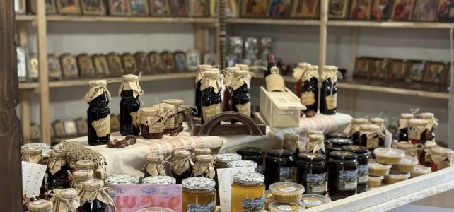 ✅ Нещо ново в Шияковския манастир “Свети Архангел Михаил” е ЦЪРКОВНИЯТ МАГАЗИН, в който може да намерите от икони, сувенири и броеници, до пчелни продукти и вино “Скретиска” от собствена реколта. ✅ Нещо ново в Шияковския манастир “Свети Архангел Михаил” е ЦЪРКОВНИЯТ МАГАЗИН, в който може да намерите от икони, сувенири и броеници, до пчелни продукти и вино “Скретиска” от собствена реколта.