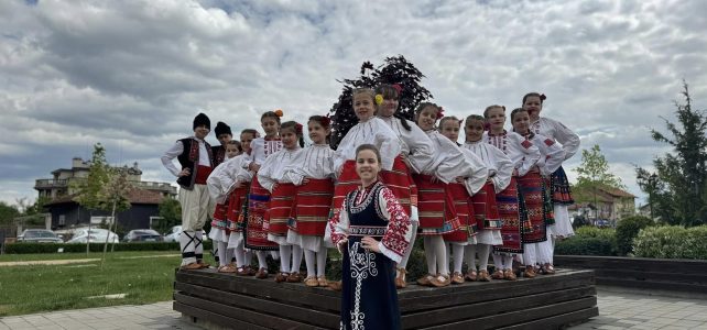 На 19-ти април от 16.30 ч. на площад Иван Вазов бе поставено началото на конкурсната програма на превърналия се в традиция за община Костинброд Международен фолклорен фестивал „Шопски наниз“.
