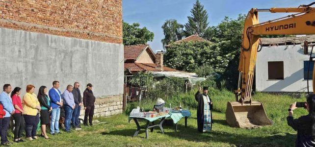 С първа копка, извършена от представители на фирма “Евроброд груп” ЕООД  беше сложено началото на работата по изграждането на още един нов жилищен обект в град Костинброд: Жилищна сграда “ РАКОВСКИ” във Втори район, гр. Костинброд