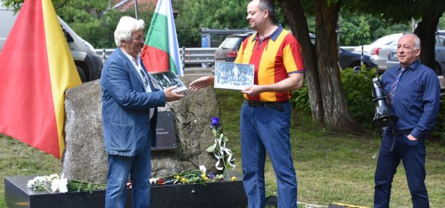 Днес, нашият обичан от всички в общината фотограф – Тодор Тодоров бе награден за спасяването на бюст паметник на Васил Левски През 2009 г. 