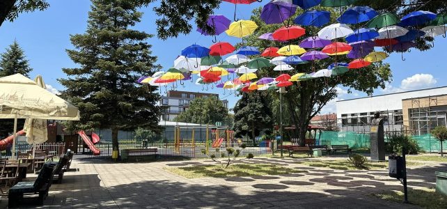 АРТ ИНСТАЛАЦИЯ ОТ ЦВЕТНИ ЧАДЪРИ В ГРАД КОСТИНБРОД АРТ ИНСТАЛАЦИЯ ОТ ЦВЕТНИ ЧАДЪРИ В ГРАД КОСТИНБРОД