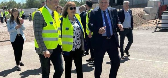 „Главболгарстрой“ откри официално първия в България завод за рециклиране на строителни отпадъци. Сред гостите на събитието бе и кметът на община Костинброд, г-н Трайко Младенов.