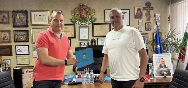 Днес,13 юни, кметът на община Костинброд, г-н Трайко Младенов, връчи Благодарствено писмо на г-н Борислав Петров за изграждането на детска площадка в село Градец. Днес,13 юни, кметът на община Костинброд, г-н Трайко Младенов, връчи Благодарствено писмо на г-н Борислав Петров за изграждането на детска площадка в село Градец.